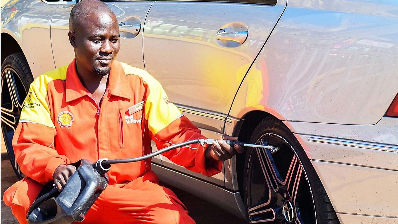 Shell assistant checking tyre pressure